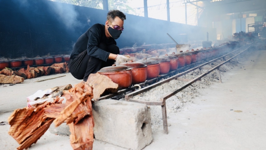Vu Dai villagers braise fish in clay pots for Tet treat