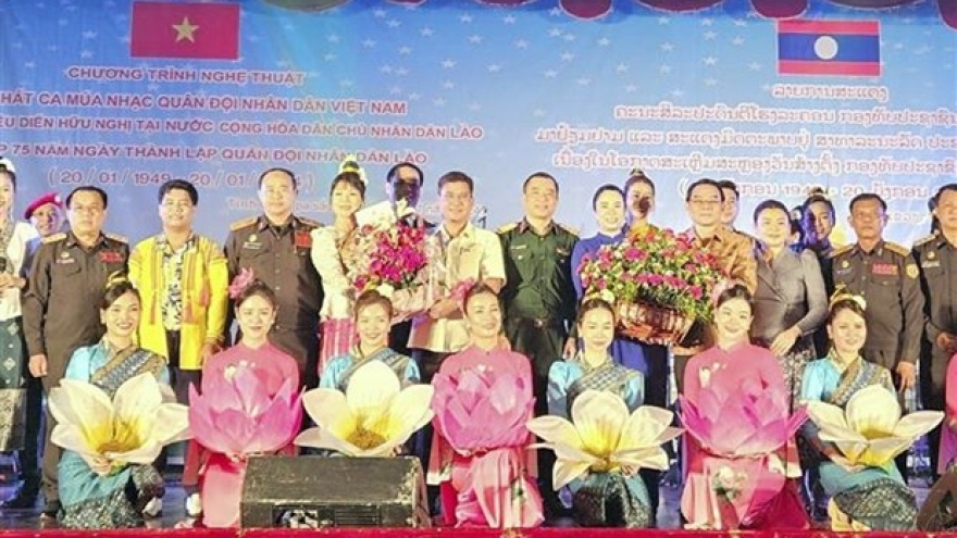 VN artists perform in Pakse to celebrate anniversary of Lao People’s Army