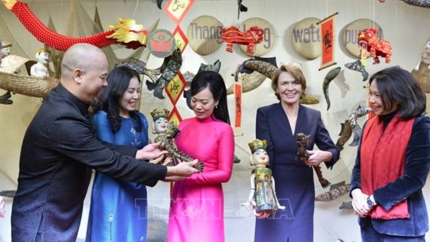 German President's wife explores Vietnamese culture through water puppetry