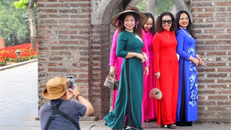 Billions of VND spent on ao dai online for Tet holidays