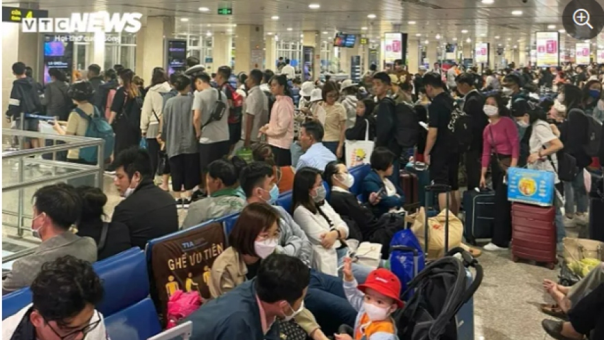 Vietnam’s largest airport overloaded with people returning home for Tet holiday