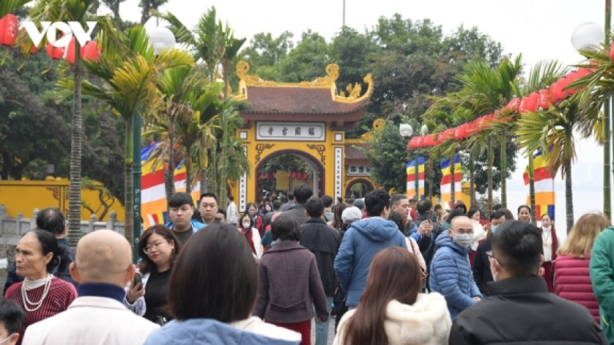 Hanoians flock to pagodas on first day of lunar New Year