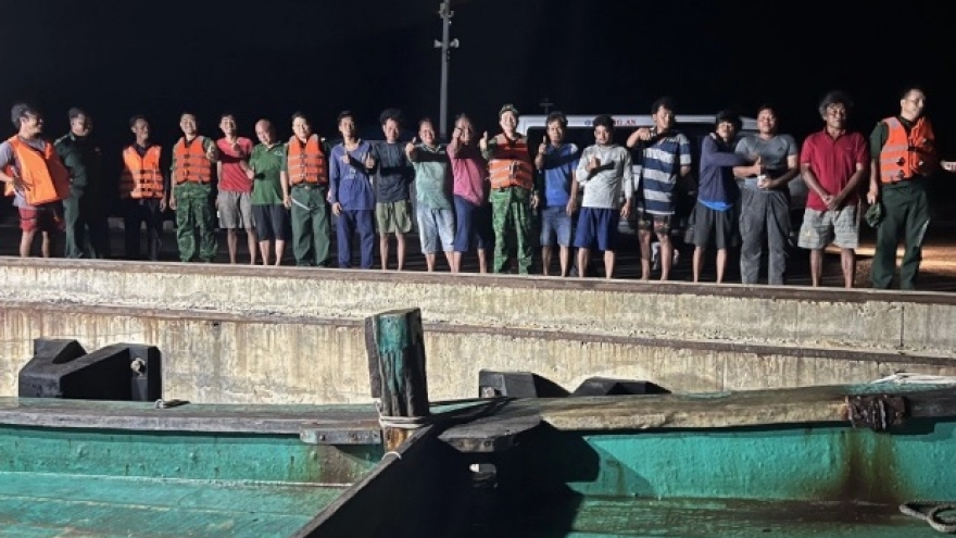 12 sailors in distress at sea brought ashore