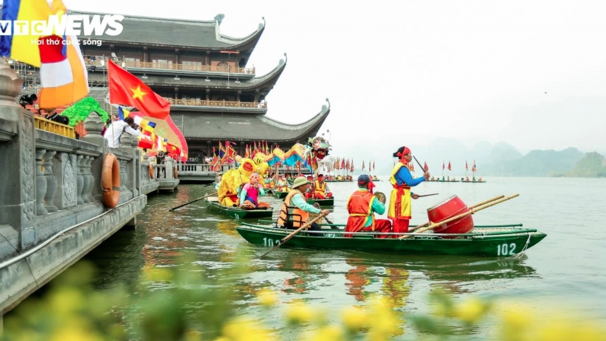 Tam Chuc pagoda festival opens with unique water procession ceremony