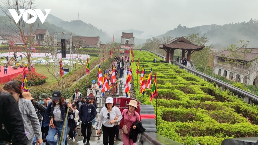 Thousands make pilgrimage to Buddhist land in Vietnam