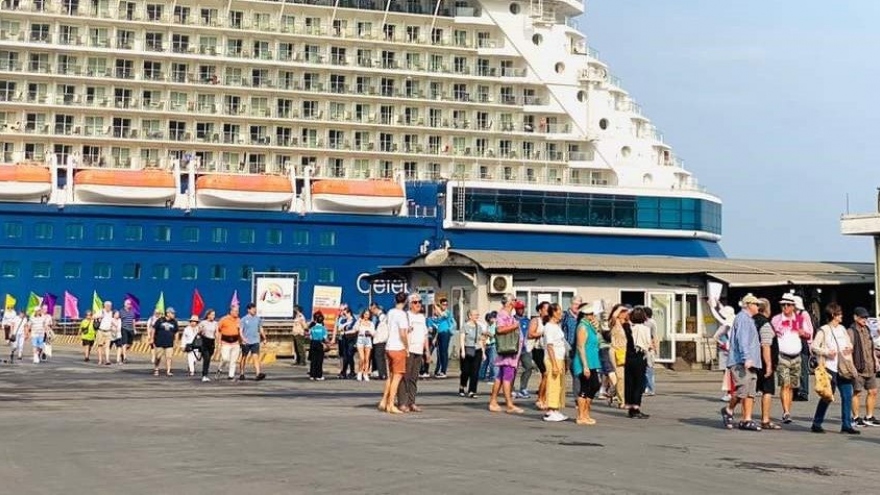 Cruise liner Celebrity Solstice brings foreign visitors to central Vietnam