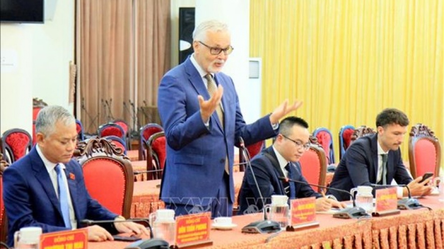 Nam Dinh committed to creating favourable conditions for German investors: official