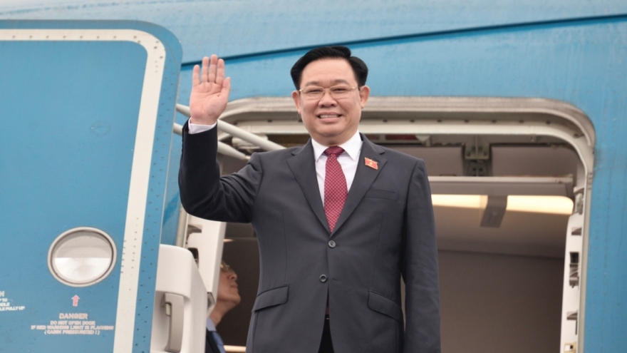 Top legislator begins official visit to China