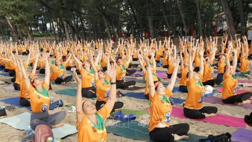 Over 600 people join mass yoga performance in Binh Thuan