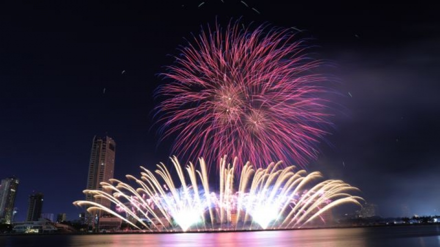 Finland, China spark an amazing night at Da Nang Fireworks Fest