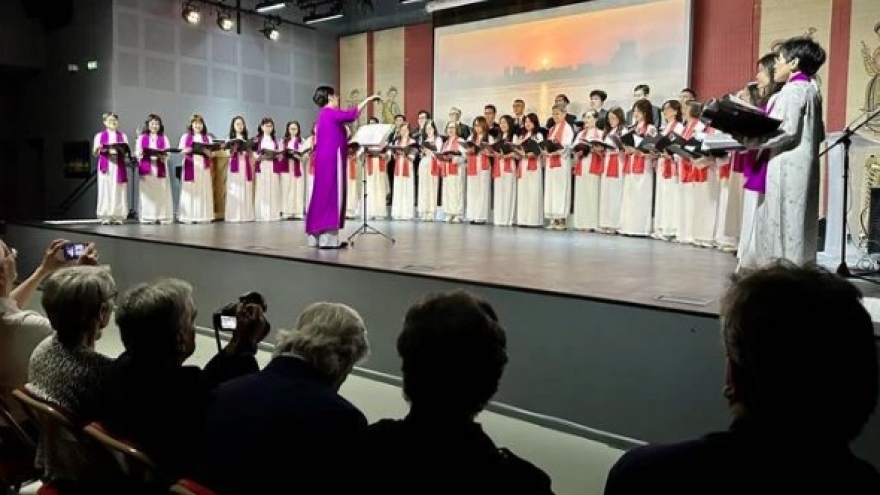 15-year-old Homeland Choir helps promote Vietnamese culture in France