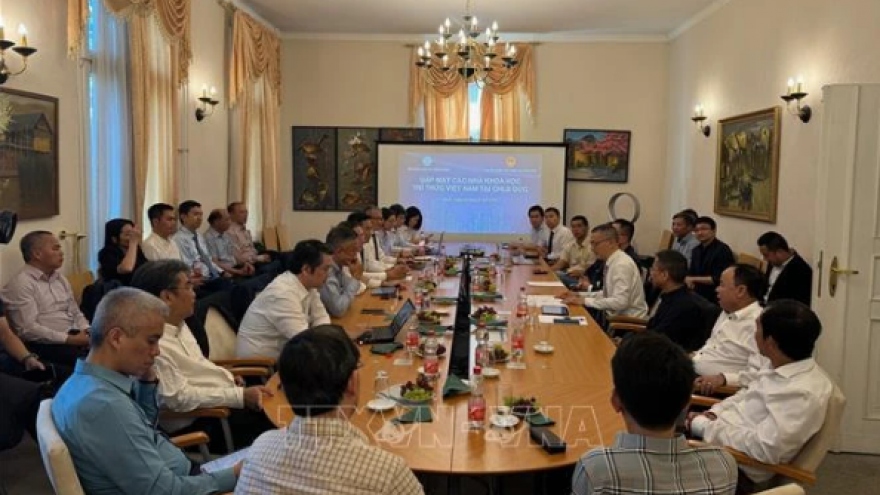 Minister meets Vietnamese scientists, intellectuals in Germany