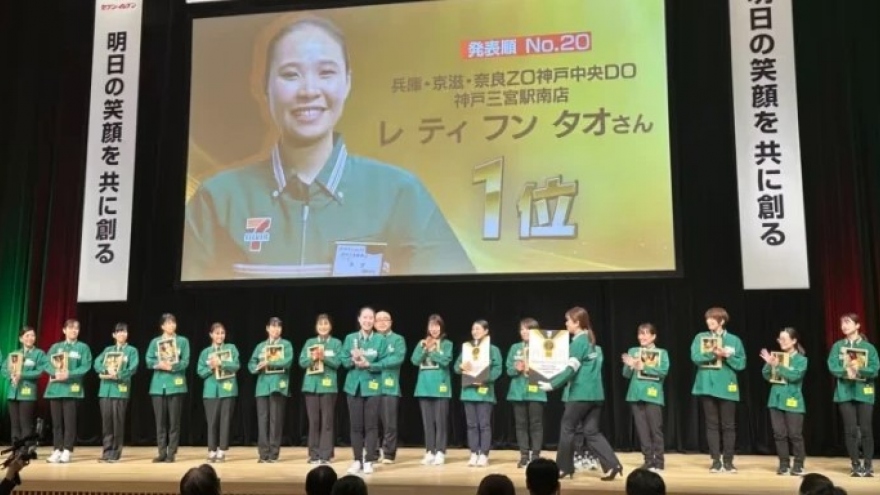 VNese employee becomes first foreigner to win Japan's 7-Eleven customer service contest