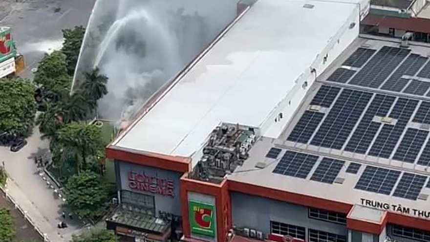 Fire guts Big C Thang Long shopping mall