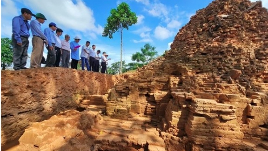 Ancient Buddha statue head unearthed in Thua Thien-Hue