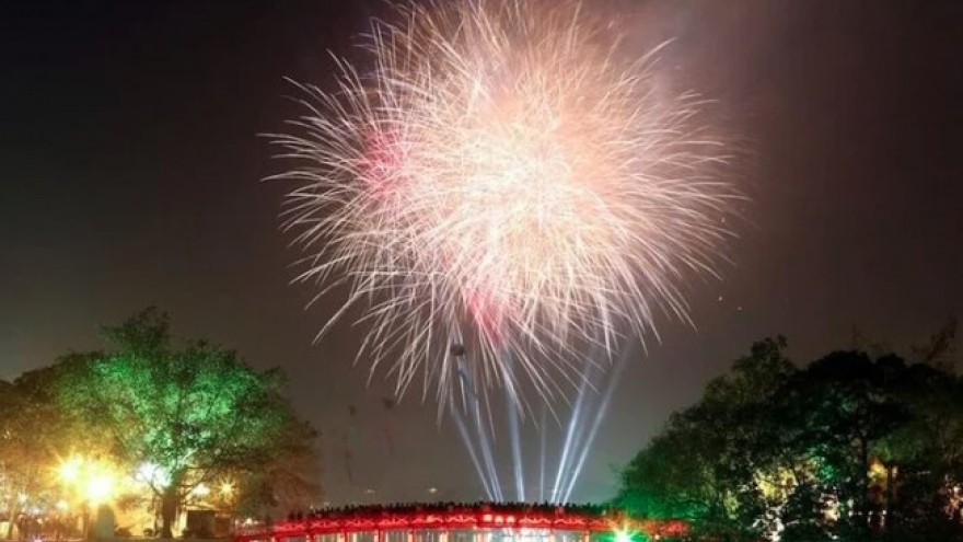 Hanoi to provide 30 venues for Liberation Day firework show