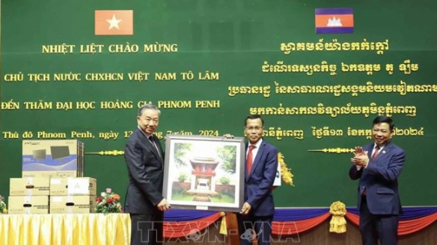 President visits Royal University of Phnom Penh