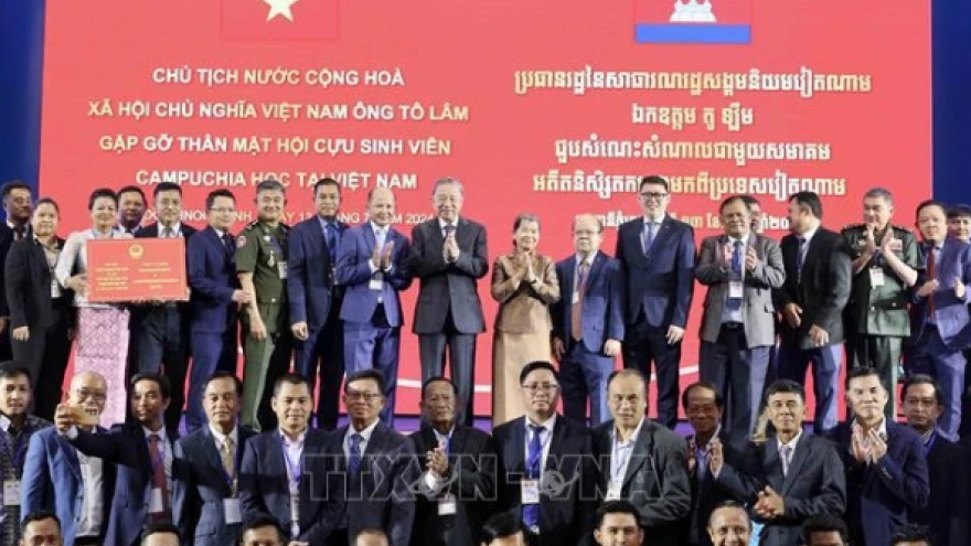 President hosts Cambodian alumni in Vietnam