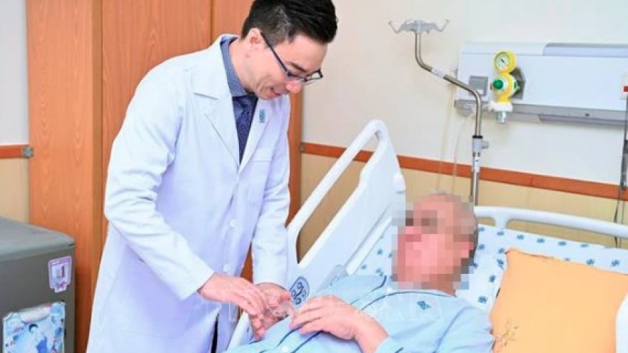 Vietnamese doctors successfully treat foreign surgeon with rectal cancer