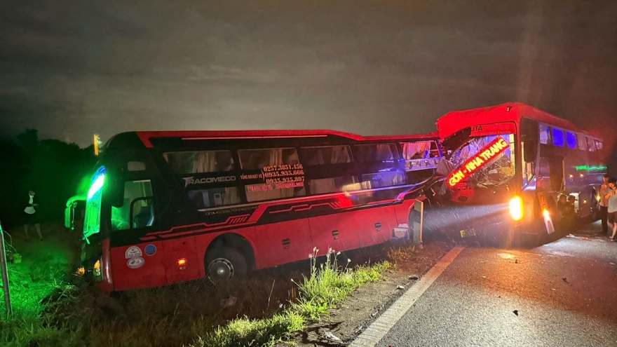 Traffic accident on Vinh Hao-Phan Thiet Expressway kills two and injures 10