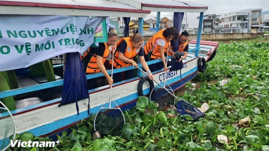 UNDP-supported campaign helps collect waste on Can Tho River