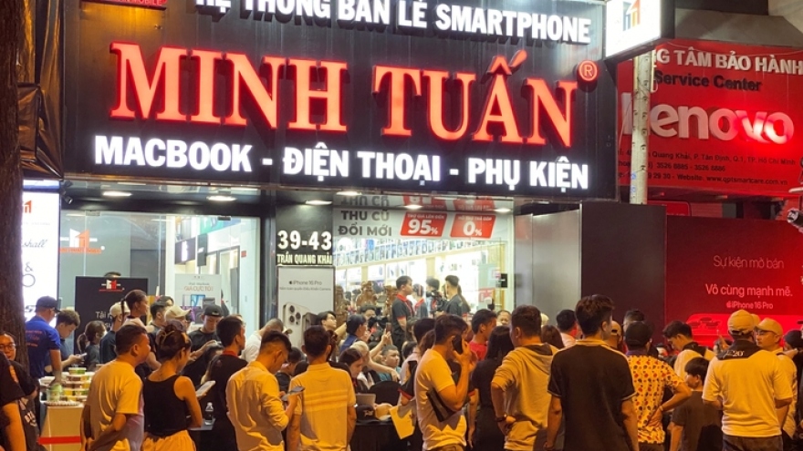 IPhone 16 mania in Vietnam: Thousands line up overnight to purchase new series