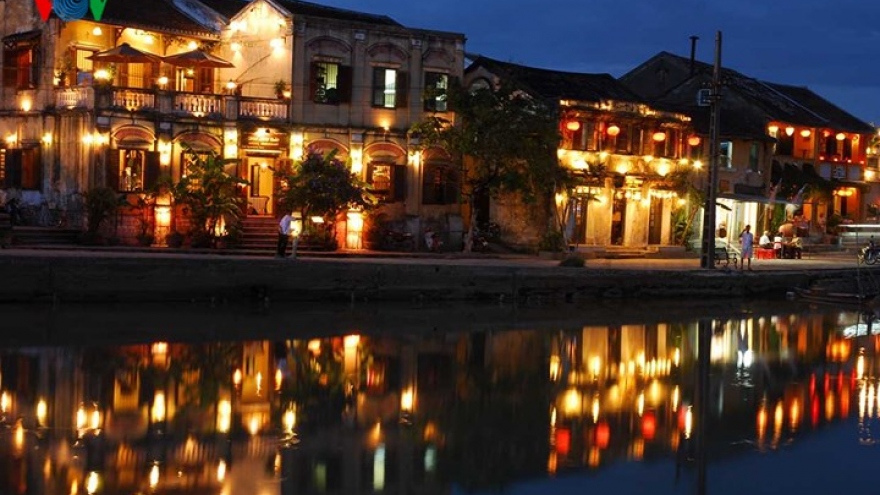 Popular night markets of Hoi An ancient town 