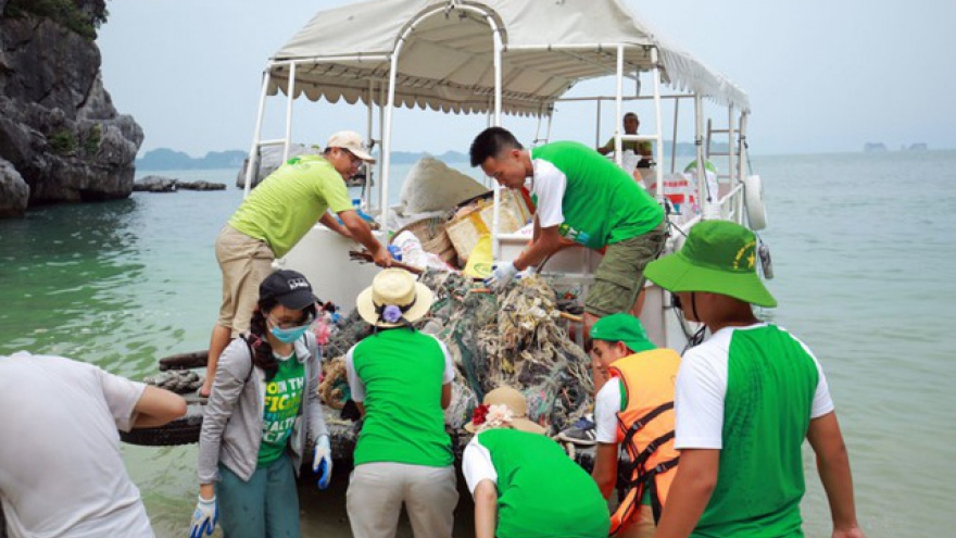 ​Volunteers join hands for trash-free Ha Long Bay