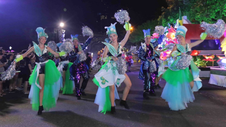 Vibrant street carnival whips up excitement among Danang crowds 