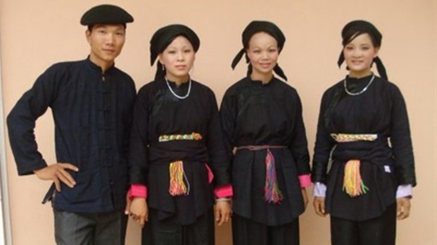 Traditional clothes of the Nung