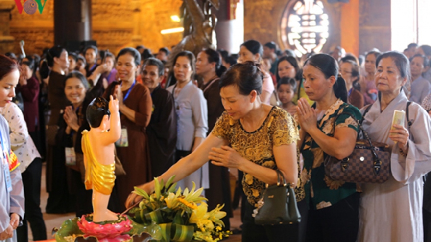 Thousands of pilgrims attend Buddha bathing ritual 