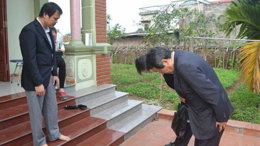 Ambassador bows to apologize to father of Vietnamese girl killed in Japan