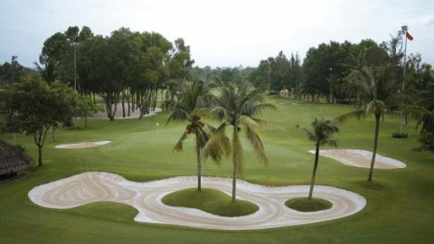 Economists oppose golf course proposals