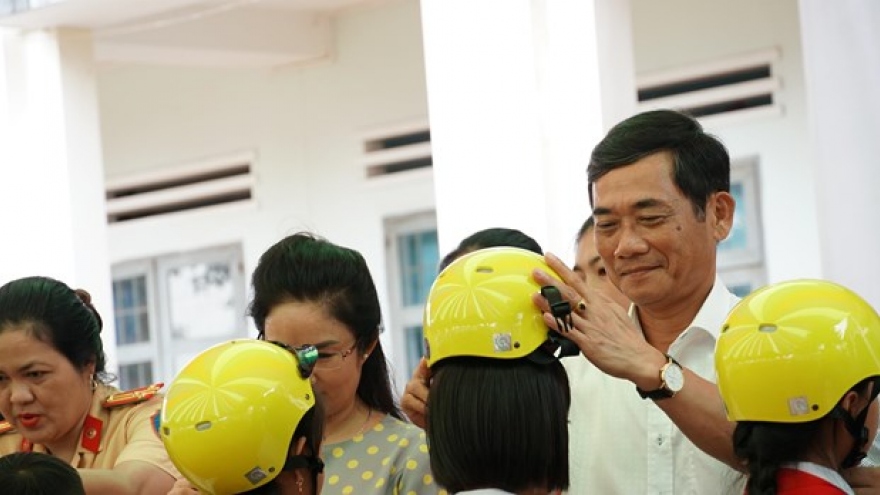 Over 1,300 primary students in Gia Lai receive free helmets