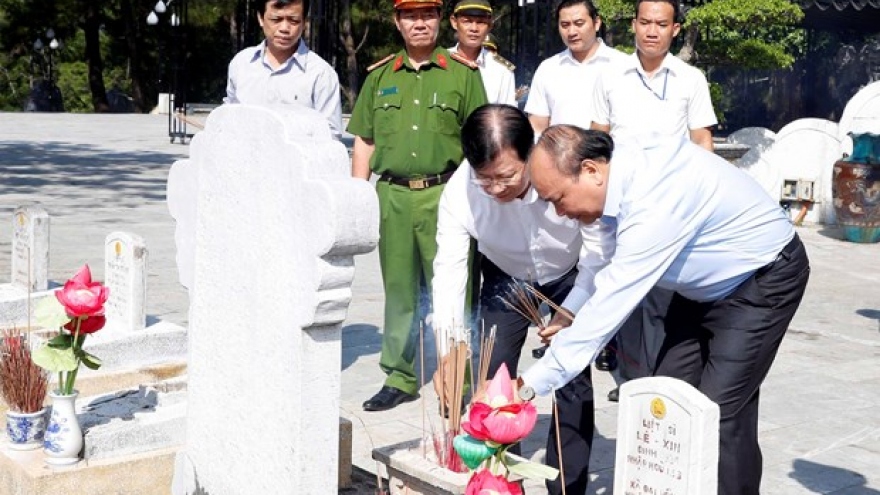 Prime Minister offers incense to commemorate fallen soldiers in Quang Tri