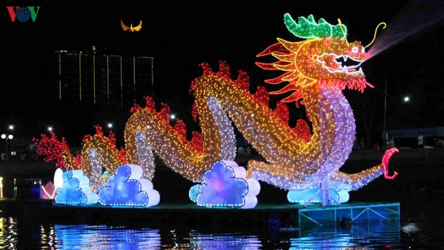 Can Tho lights up for lantern festival