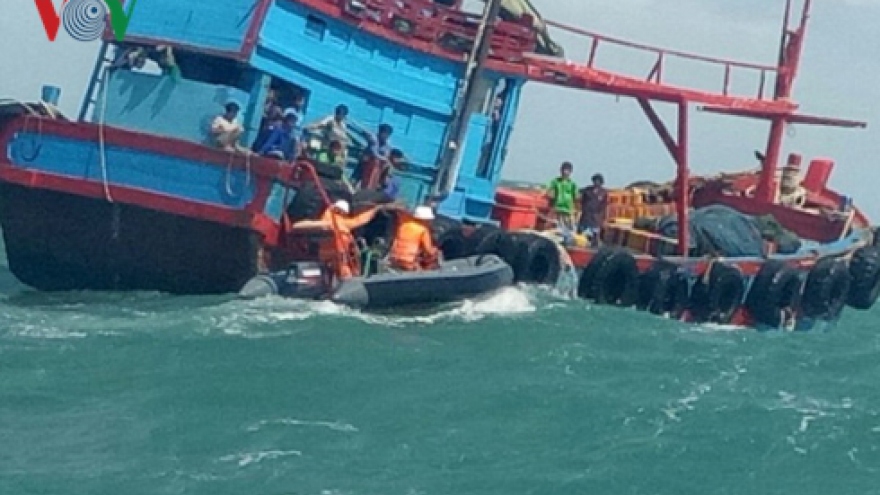Five fishermen remain missing after boat sinks in Binh Thuan