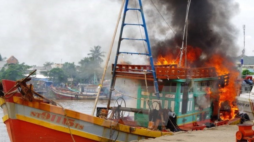 Quang Ngai fishing vessel destroyed in fire