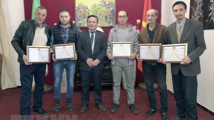 Vietnamese embassy honours Algerian filmmakers, reporters