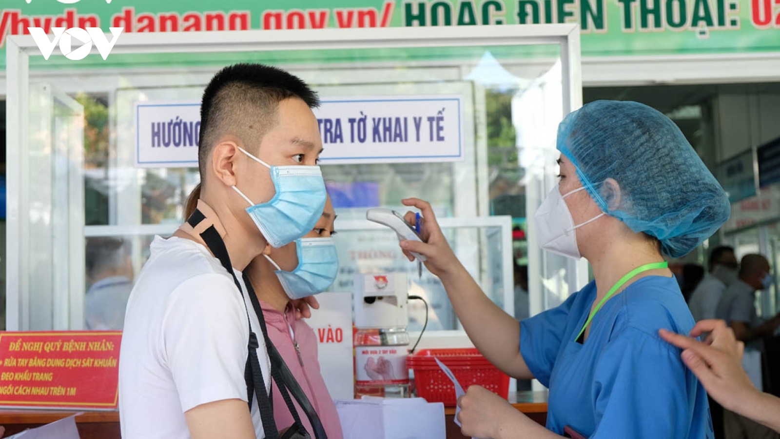 First day of re-opening sees crowds descend on Da Nang Hospital