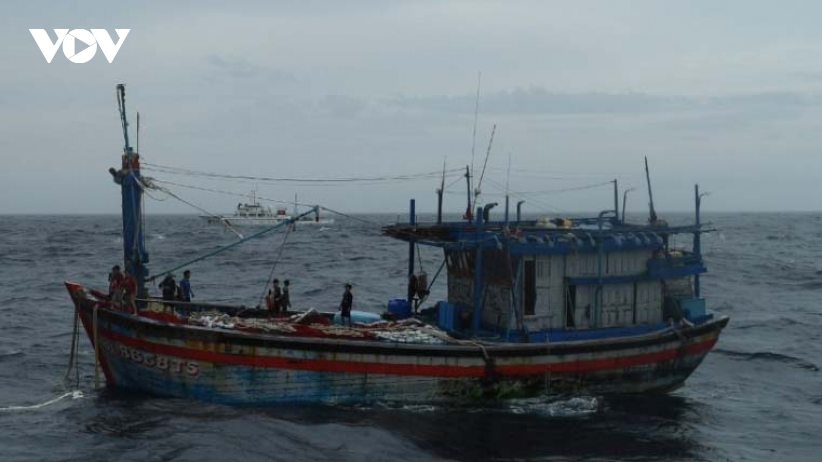 Rescue ships and helicopter deployed to search for Binh Dinh fishermen