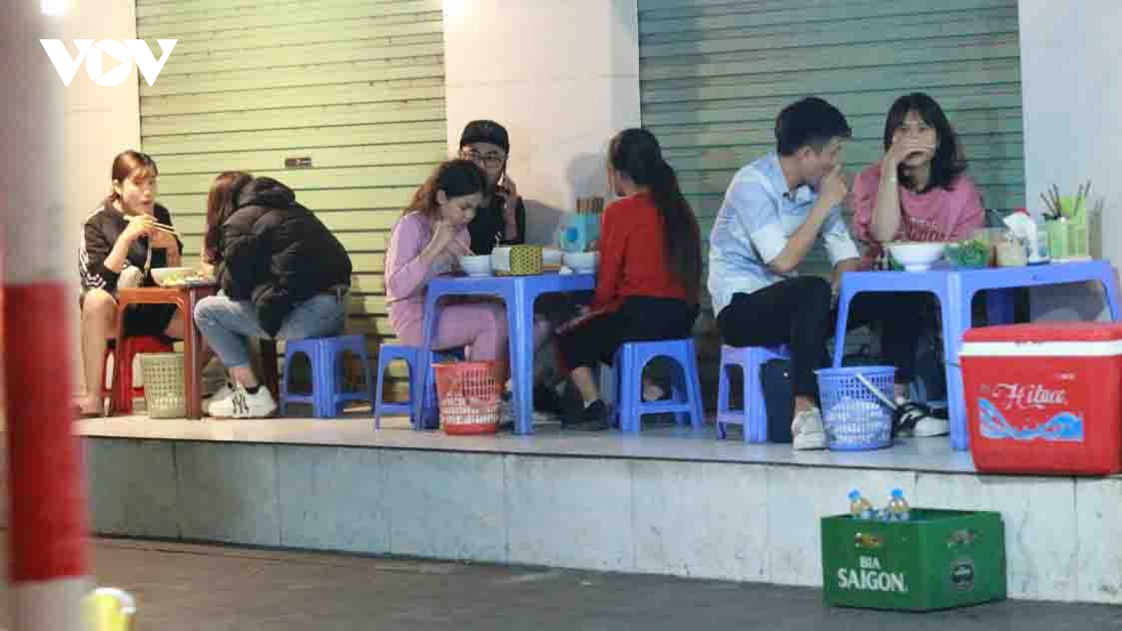 Street food stalls in Hanoi violate COVID-19 guidelines