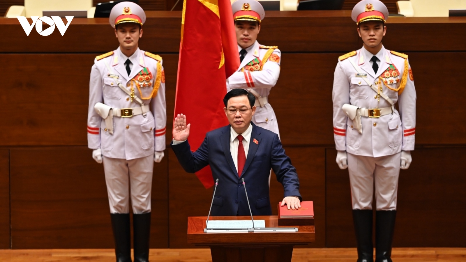 New NA Chairman Vuong Dinh Hue sworn into office