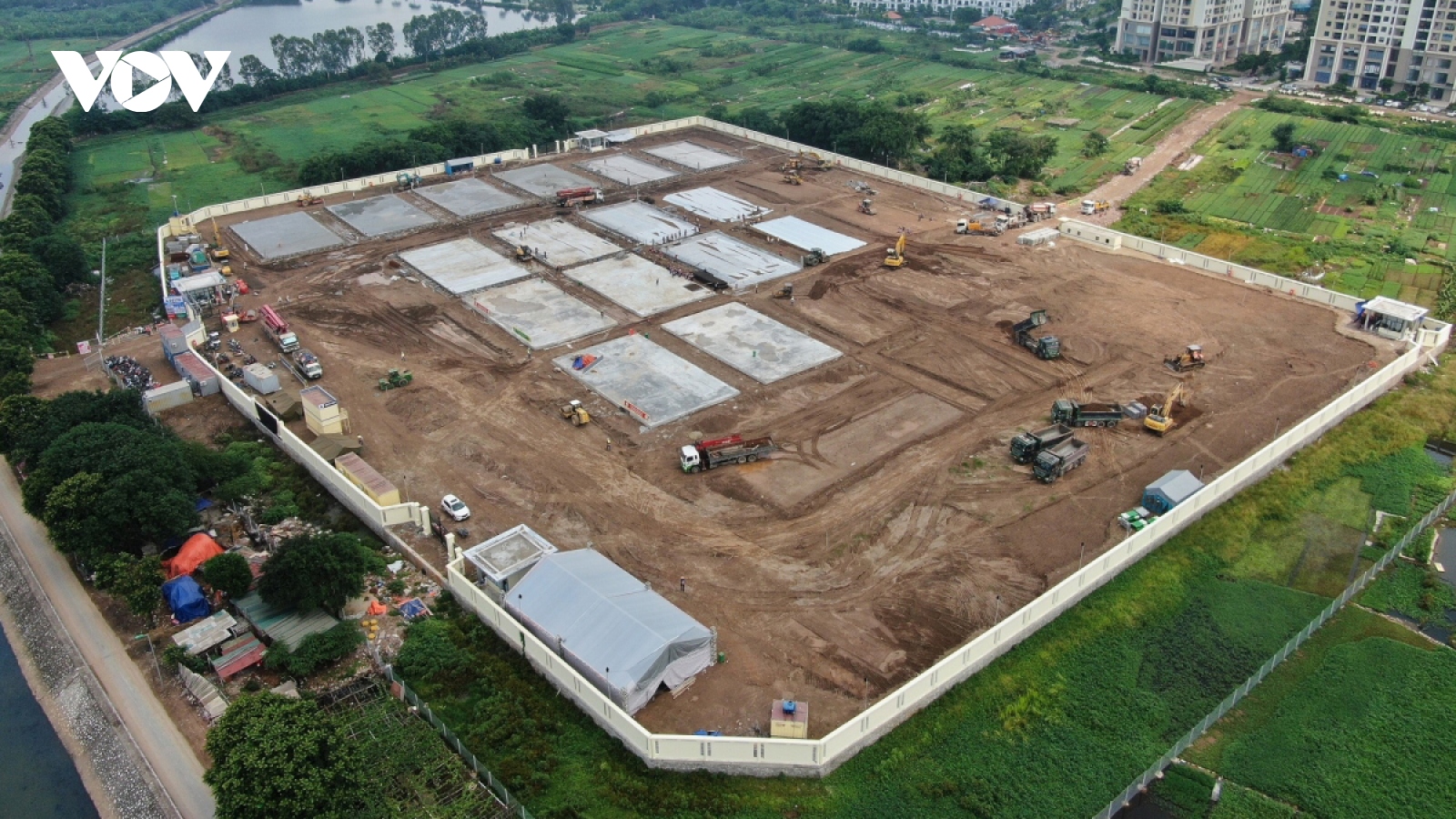 Large field hospital for severely-ill COVID-19 patients takes shape in Hanoi