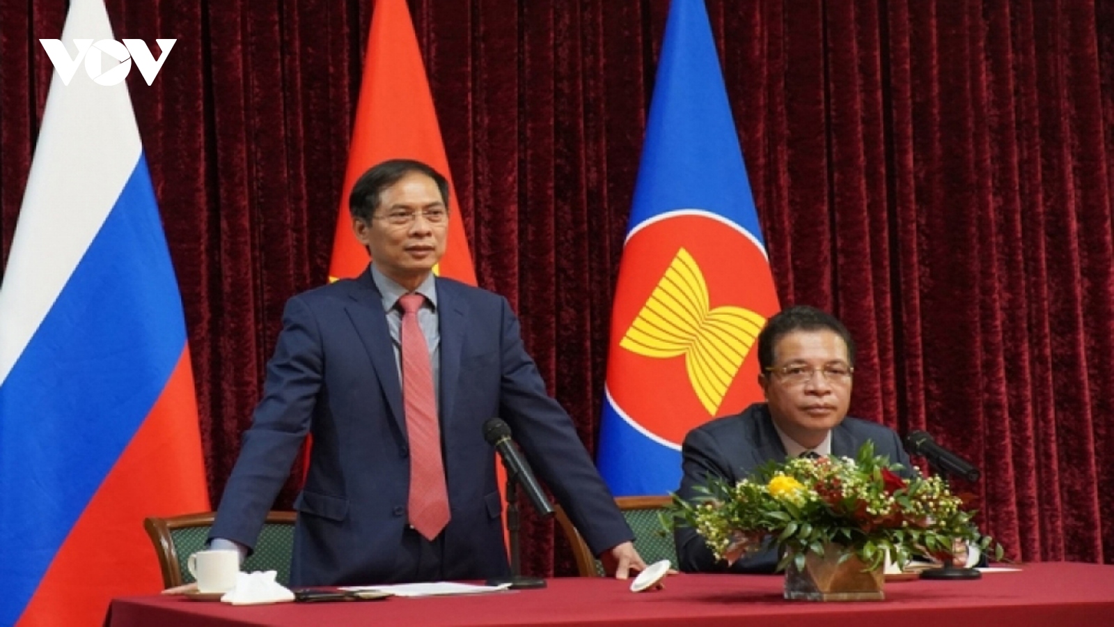 Foreign Minister meets Vietnamese expatriates in Russia