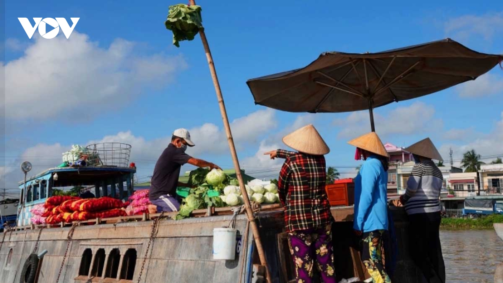 Can Tho floating market busy again during new normal period