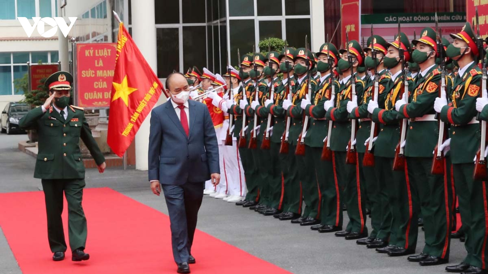 President Phuc visits Vietnam-Russia Tropical Centre