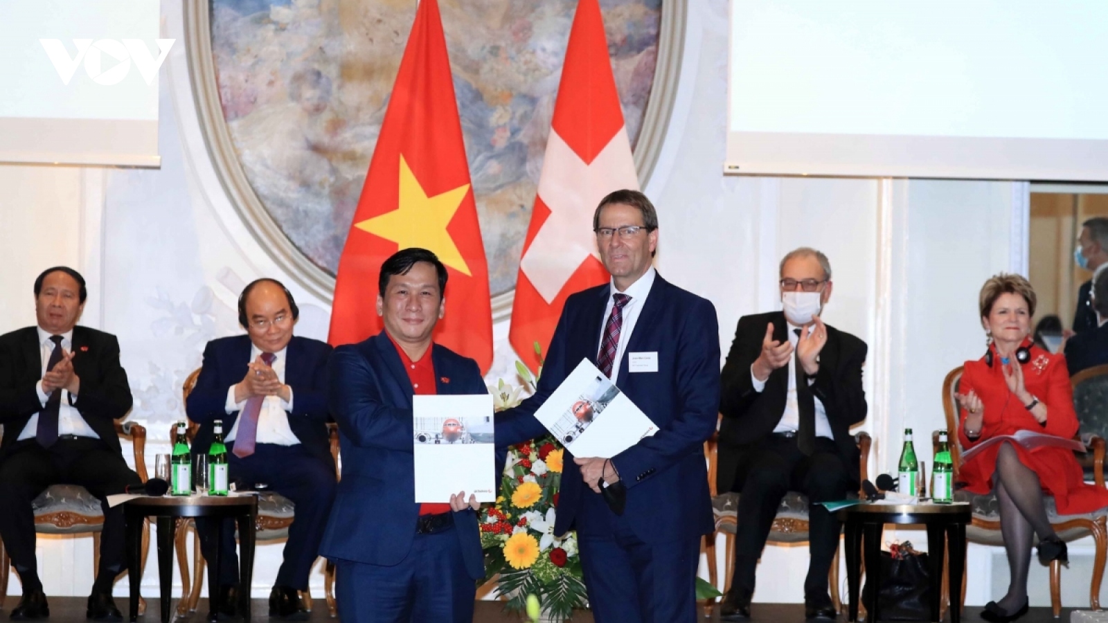 President Phuc witnesses signing of co-operation agreements with Switzerland 