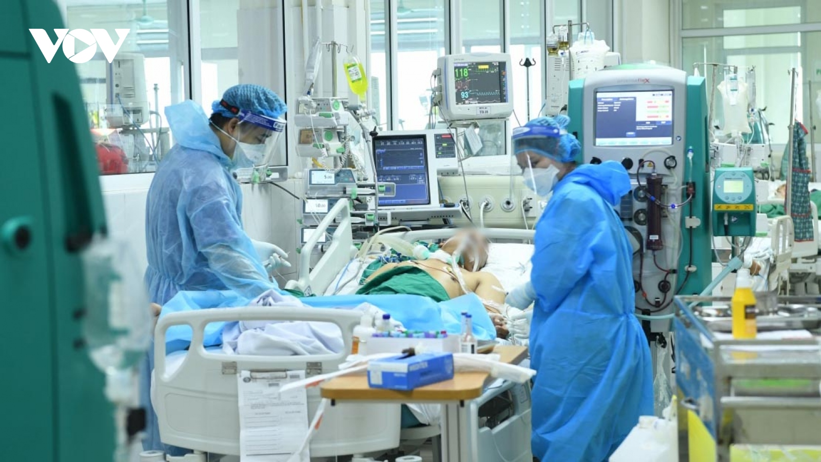 Severe COVID-19 patients fill up Hanoi hospitals