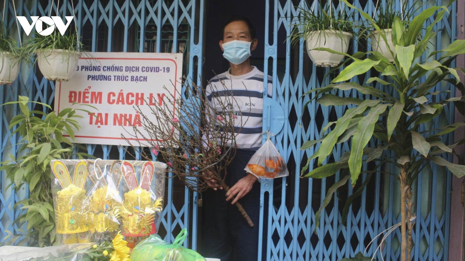 COVID-19 cases in Hanoi receive Tet gifts 